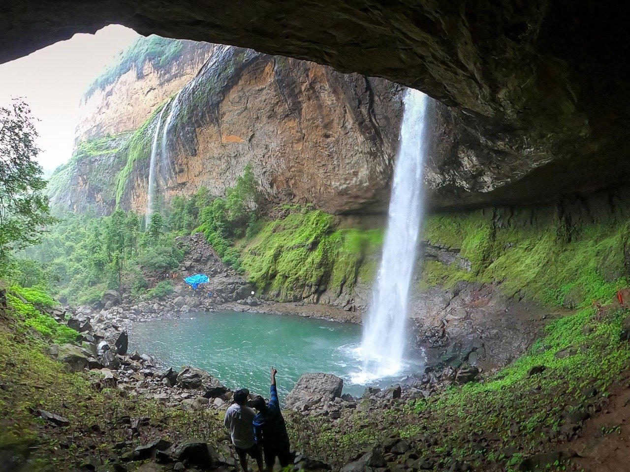 devkund-waterfall-height-800-feet